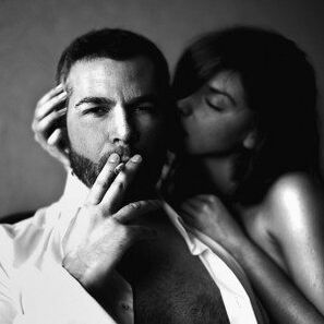 nő és brutális férfi, aki megnövelte a péniszét